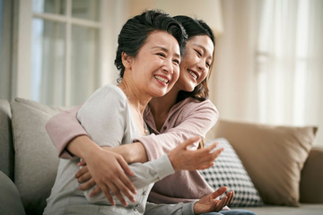 Chồng cũ nhờ tôi giúp chăm mẹ anh khi bà bệnh, tôi phân vân giữa tình nghĩa và lòng tự trọng