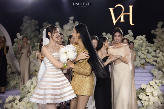 Danh tính người đẹp bắt được hoa cưới của Hoa hậu Đỗ Thị Hà