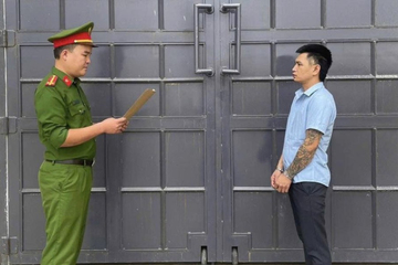 Giữ hộ vàng khi đưa người đi cấp cứu rồi không trả