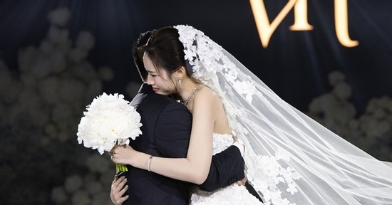 Hoa hậu Đỗ Thị Hà khóc nói với chồng: 'Anh là bến đỗ bình yên nhất của đời em'