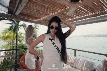 Hương Giang và dàn thí sinh Miss Universe khoe eo thon, dáng chuẩn trước biển