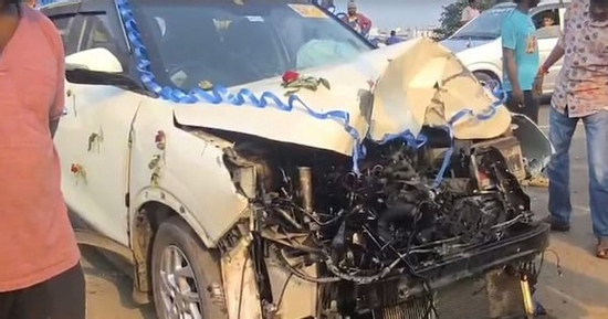 Ô tô nổ lốp, lao vào trạm xe buýt khiến 10 người thương vong