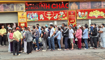 Bà lão 70 tuổi chờ mua vàng từ 3 rưỡi sáng: Đầu gối sưng vù cũng phải cố