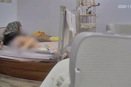 Clip mẹ chồng đánh con dâu trước mặt 2 trẻ, chồng bất lực khiến dân mạng bức xúc