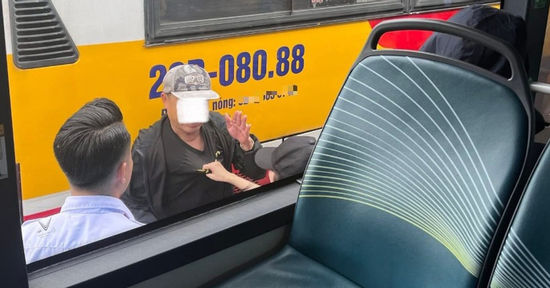 Hà Nội: Nữ sinh khống chế kẻ sàm sỡ giữa bến xe Mỹ Đình