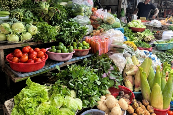 Hàng thiết yếu đua nhau tăng giá, người dân cắn răng chi tiêu