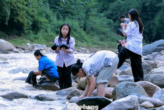 Hết cảnh học sinh vùng biên Thanh Hóa đi bộ hơn 1km ra suối tắm giặt