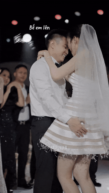 Lộ khoảnh khắc Đỗ Thị Hà 'nhắc bài' chồng doanh nhân cực đáng yêu trên sân khấu