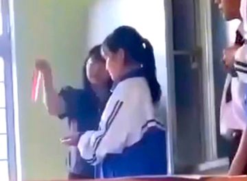 Nữ giáo viên bắt học sinh dàn hàng rồi dùng thước đánh