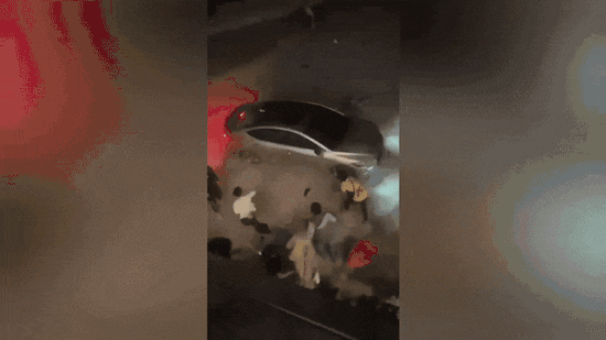 Xôn xao clip nhóm người vây đập ô tô, tài xế cho xe tiến lùi 'điên loạn'