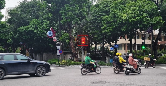 Xuất hiện cột đèn giao thông có đèn đếm lùi 8 giây ở Hà Nội