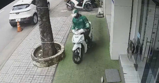 Camera ghi cảnh đối tượng bẻ khóa, trộm xe máy trong chưa đầy 10 giây