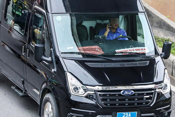 Nhan nhản cảnh tài xế tay lái, tay 'lướt' điện thoại trên đường ở Hà Nội