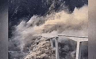 Sập cầu mới khánh thành ở Trung Quốc