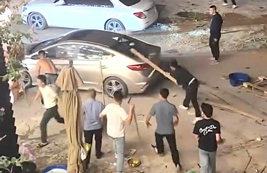 Vụ đám đông đập phá ô tô ở Nghệ An: Tạm giữ tài xế và 9 đối tượng liên quan