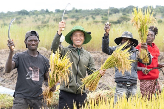 Phản ứng gây xôn xao của team châu Phi trước ngày xét xử Quang Linh Vlogs