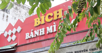 Phát hiện nguyên liệu 'trôi nổi' trong tiệm bánh mì gây ngộ độc hơn 300 người