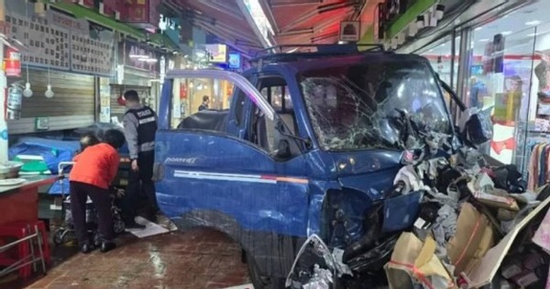 Xe tải đâm vào chợ ở Hàn Quốc, tiếng kêu cứu khắp nơi, nhiều người thương vong