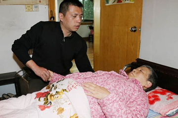 12 năm chăm bố mẹ già không bằng đôi giày em trai tặng: Người con hiếu thảo quyết định ra đi