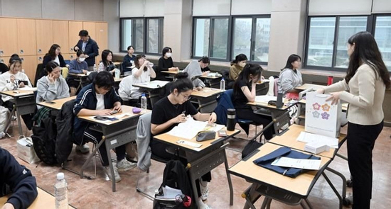 35 phút im lặng kỳ lạ ở Hàn Quốc: Bài học về cách xã hội đối xử với thế hệ trẻ