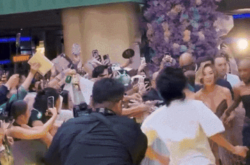 Cảnh tượng hỗn loạn tại buổi ra mắt phim