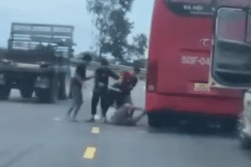 CLIP: Xe khách và xe container dừng giữa đường, người trên xe lao xuống đánh 'hội đồng'