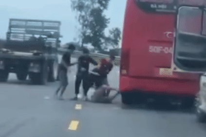 CLIP: Xe khách và xe container dừng giữa đường, người trên xe lao xuống đánh 'hội đồng'