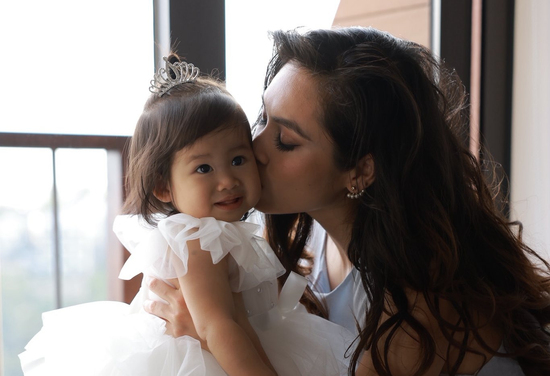 Con gái Á hậu Hoàng My gây chú ý trong ngày sinh nhật mẹ