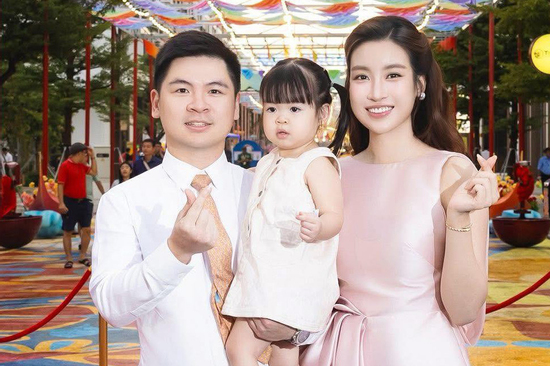 Con gái Đỗ Mỹ Linh gây sốt khi hát Quốc ca, clip thu hút cả triệu lượt xem