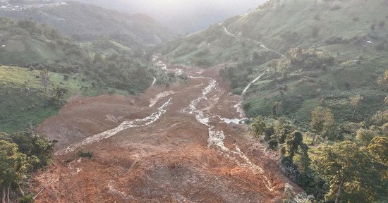 Di dời khẩn cấp 664 người sau vụ sạt lở kinh hoàng giữa trời nắng ráo ở Đà Nẵng