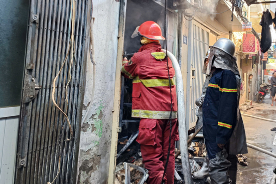 Hà Nội: Căn nhà trong ngõ sâu ở Lĩnh Nam cháy dữ dội