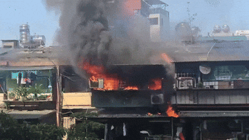 Hà Nội: Lửa thiêu rụi căn phòng tầng 5 tập thể A2 Phạm Ngọc Thạch