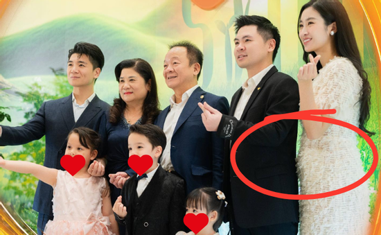 Hoa hậu Đỗ Mỹ Linh lại lộ vòng bụng lùm lùm vướng nghi vấn mang thai lần 2