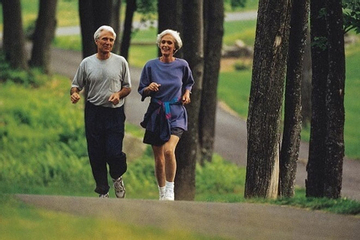 Nghiên cứu phát hiện mối quan hệ giữa số bước chân và tỷ lệ tử vong: Sau 65 tuổi duy trì trong khoảng này là tốt!