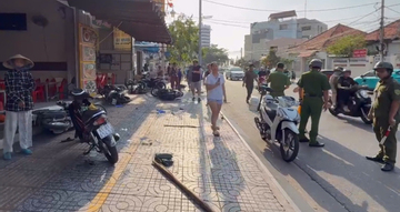 Ô tô leo vỉa hè tông loạt xe máy, hất tung người đàn ông đi bộ ở TPHCM