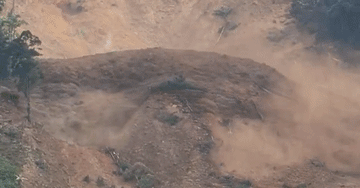 Sạt lở kinh hoàng ở Đà Nẵng giữa trời nắng ráo, 3 người mất liên lạc