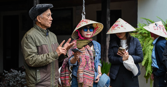 Vợ chồng U80 biến nhà sàn gần 100 tuổi thành homestay, đón khách như con cháu