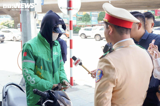 Vừa lái xe vừa nhìn điện thoại, tài xế xe ôm bao biện ‘không xem thì lạc đường'