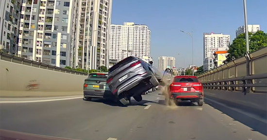 Clip ô tô con bất ngờ 'chồm' về phía trước, tông vào hai xe khác ở Hà Nội