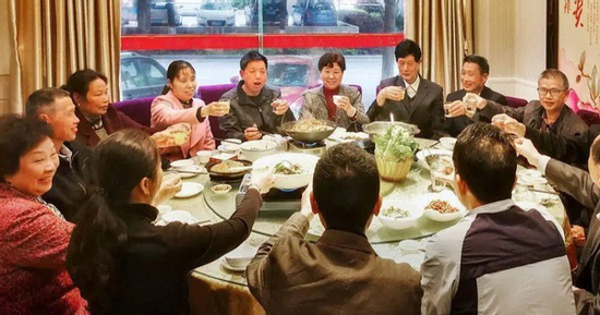 Đi họp lớp sau 45 năm, tôi bàng hoàng nhận ra 'sự thật' phía sau mỗi nụ cười