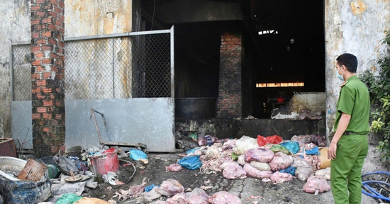 Kinh hãi cơ sở chế biến mỡ bẩn 'núp' trong nghĩa trang ở Đà Nẵng