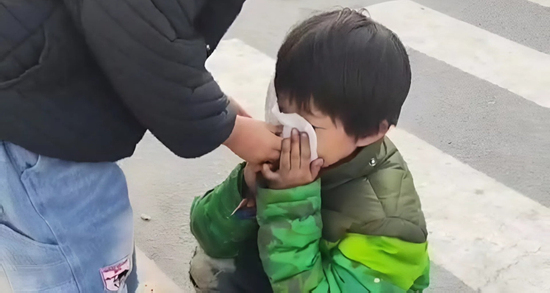 Xót xa hình ảnh bé gái lom khom nhặt đồ ăn bên đường giữa giá rét