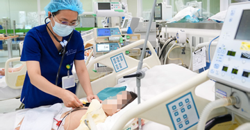 Bé trai 2 tuổi ở Hà Nội uống nhầm dầu thắp đèn, xử lý sai cách gây suy hô hấp