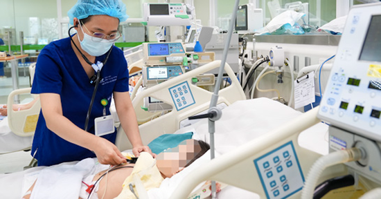 Bé trai 2 tuổi ở Hà Nội uống nhầm dầu thắp đèn, xử lý sai cách gây suy hô hấp