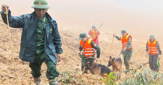 Bộ đội cùng chó nghiệp dầm mưa tìm kiếm 3 người nghi bị sạt lở vùi lấp ở Đà Nẵng