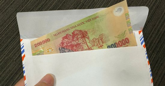 Cầm 200 nghìn đi đám giỗ, thông gia nghèo bất ngờ khi gia chủ trả lại phong bì