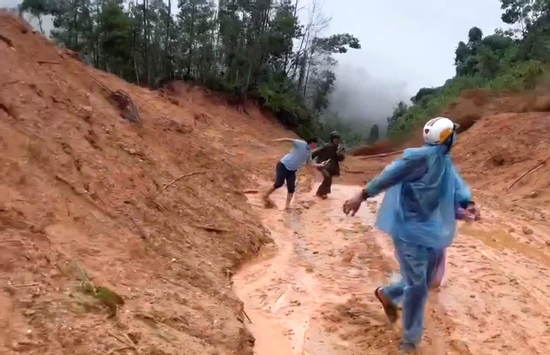 Đất đồi trút ào ạt như thác xuống Quốc lộ 40B, nhiều người vứt xe tháo chạy