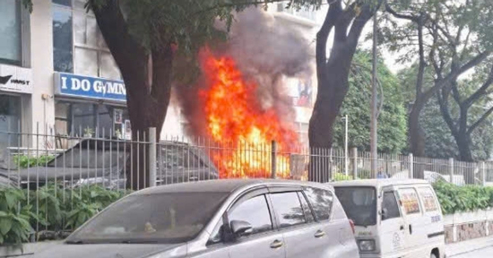 Ô tô 5 chỗ cháy trơ khung khi đang đậu trong chung cư ở TPHCM