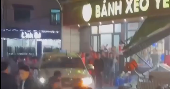 Ô tô 7 chỗ lao vào quán bánh xèo rồi tiếp tục rồ ga bỏ chạy