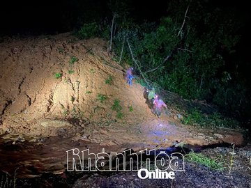 Đất đá đổ trúng ô tô khi xe qua đèo Khánh Lê, 4 người tử vong